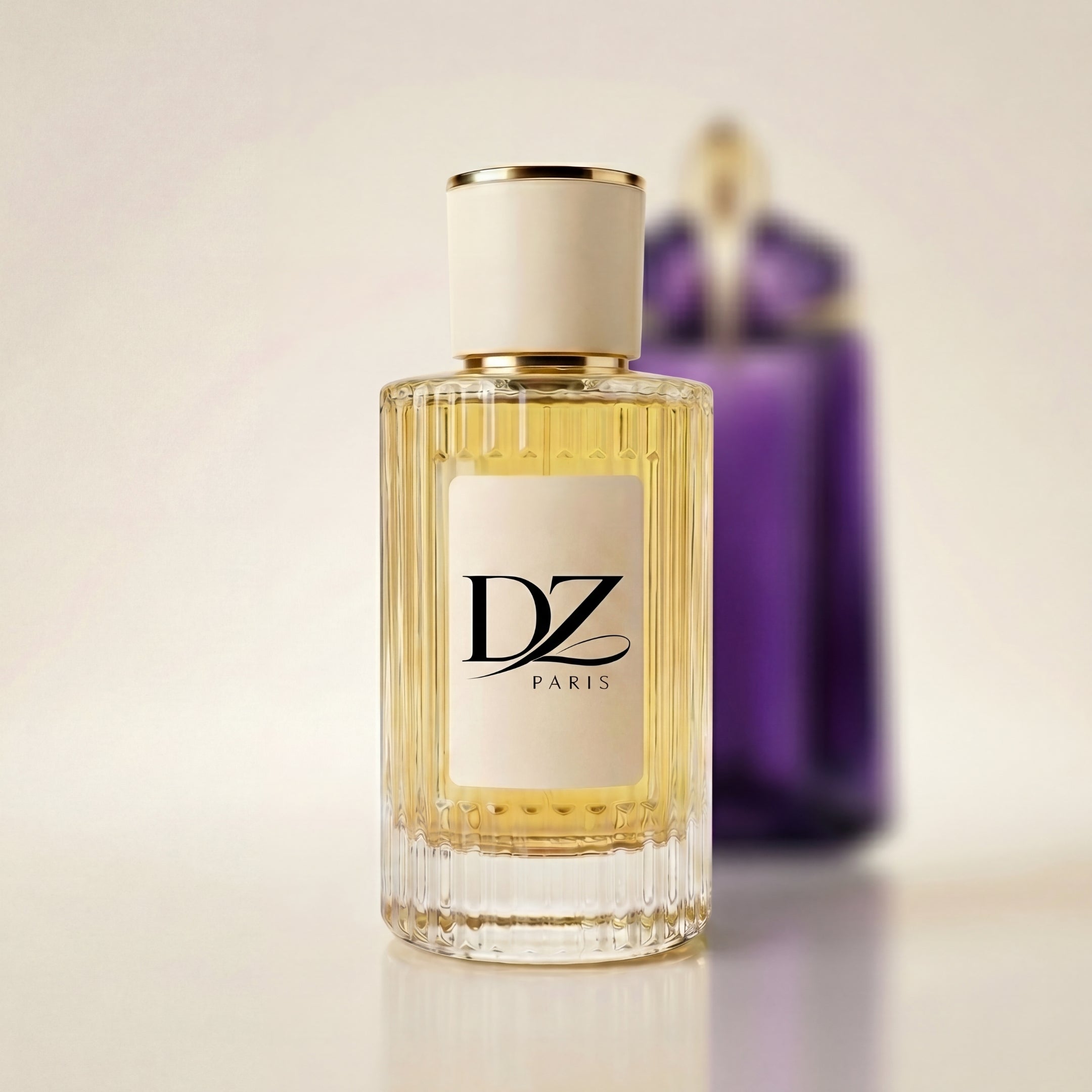 Aelyon Extrait de Parfum von DZ in einem eleganten Flakon, stilvoll präsentiert auf einem Stillleben.