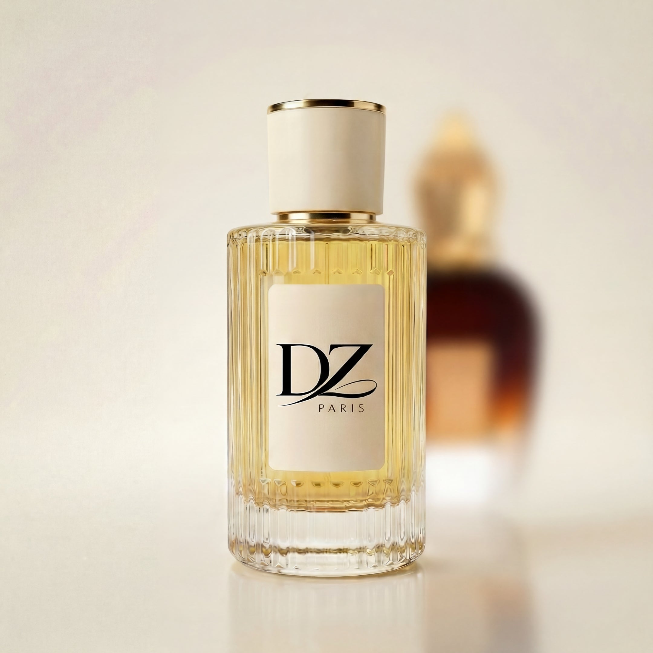 DZ U2 Alexander Impériale Deux Extrait de Parfum, eleganter Flakon auf Stillleben, zeigt den Duft in stilvoller Präsentation