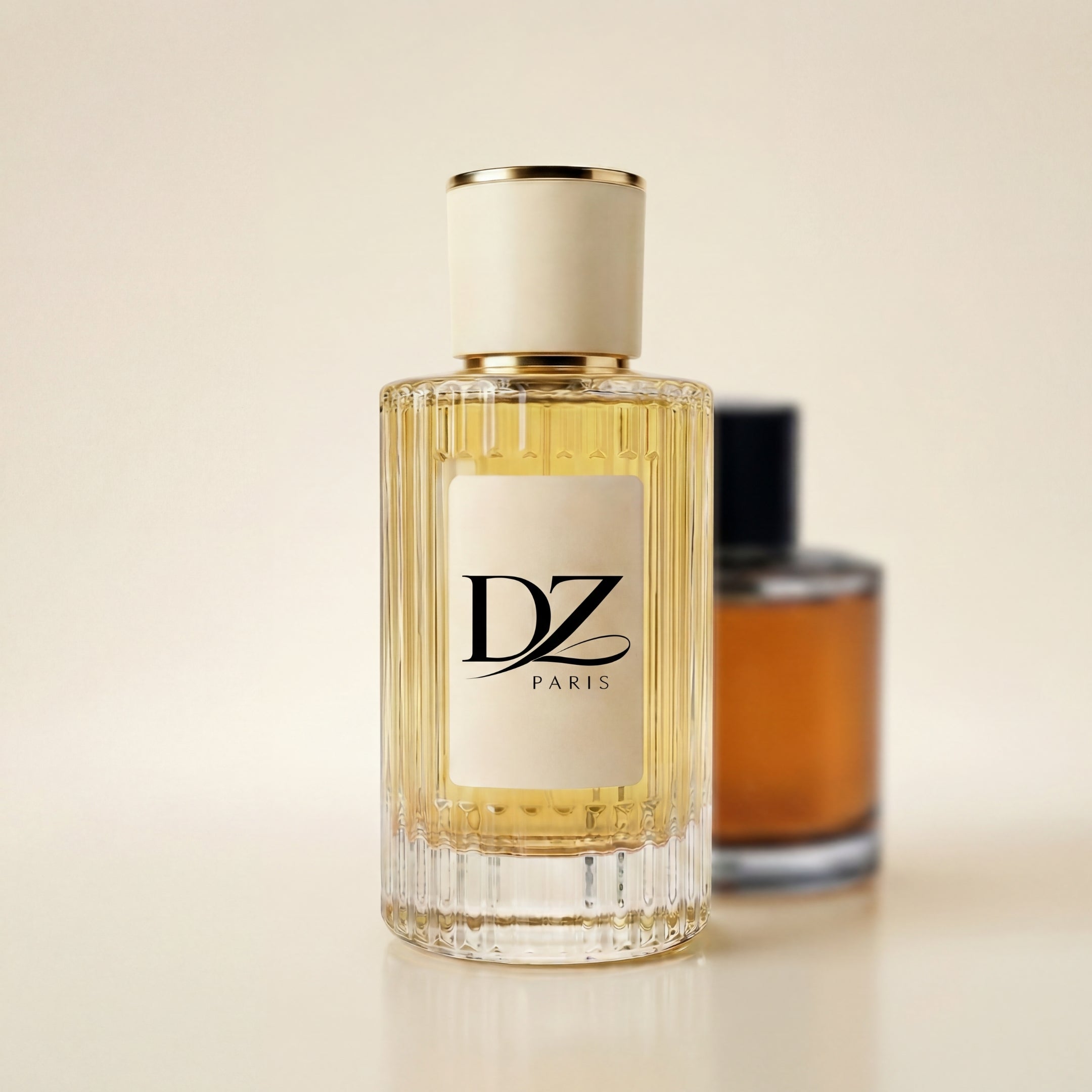 DZ Amber Crest Extrait de Parfum 40% Flakon mit goldener Kappe und Amber-Design, stilvoll präsentiert auf einem Stillleben.