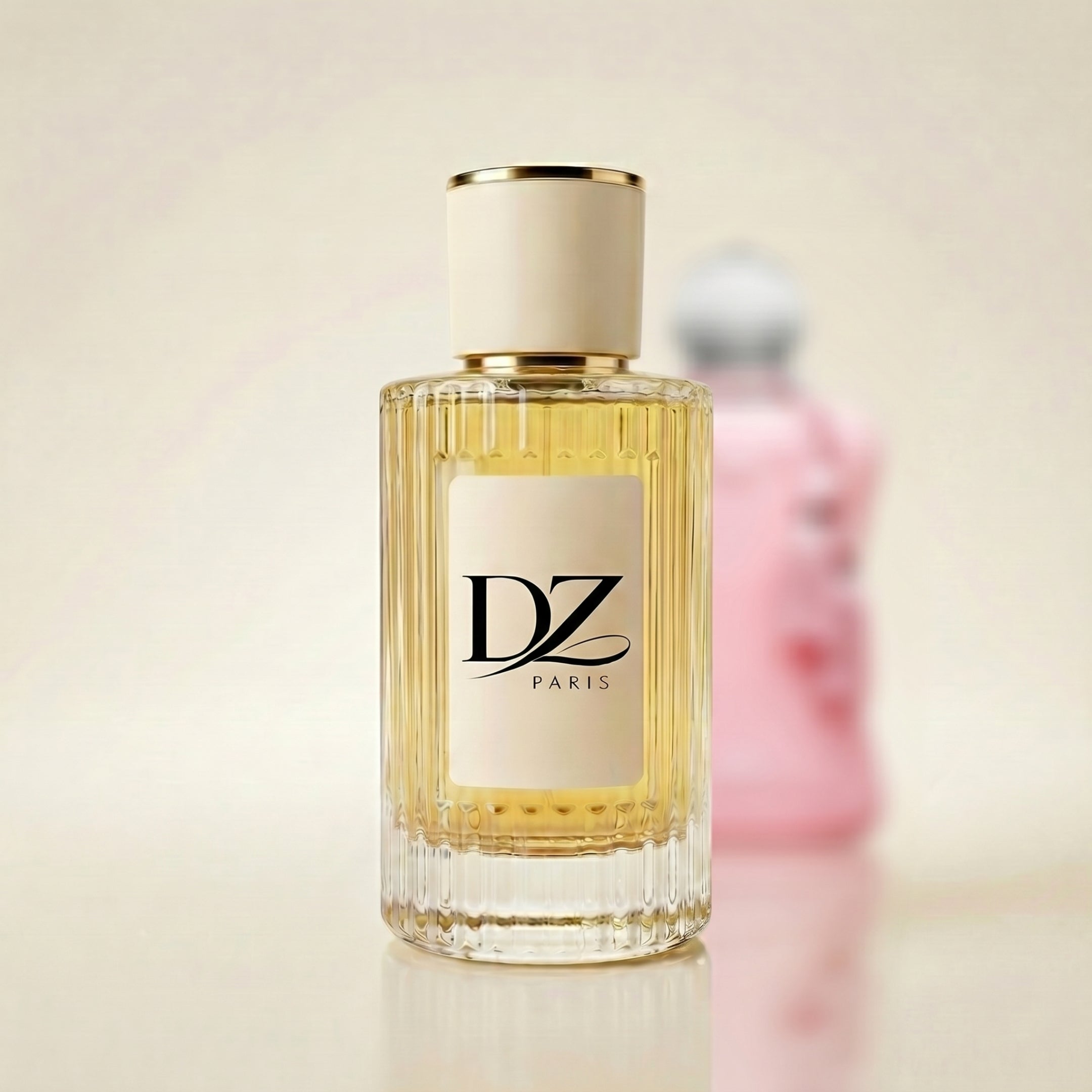 Extrait de Parfum W93 "Delora" von DZ, stilvoller Flakon vor einem Stillleben, betont elegante Duft Präsentation