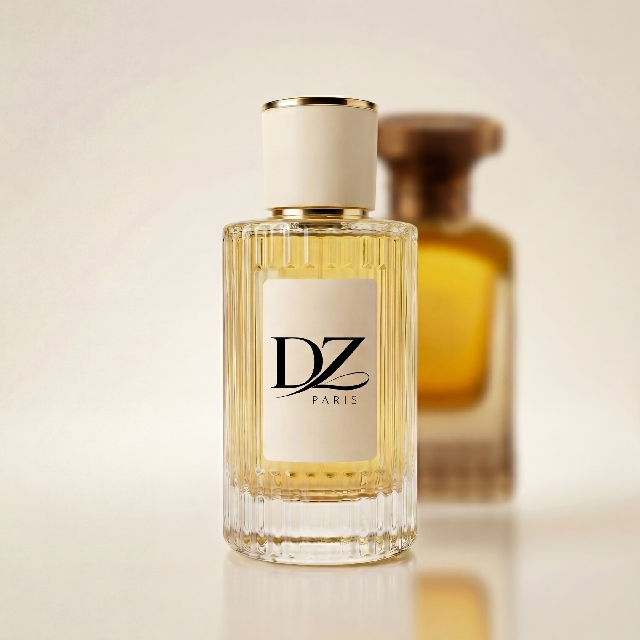 Extrait de Parfum U52 "Golden Sand" von DZ in einem eleganten goldfarbenen Flakon, stilvoll auf einem Sandstein-Hintergrund präsentiert.