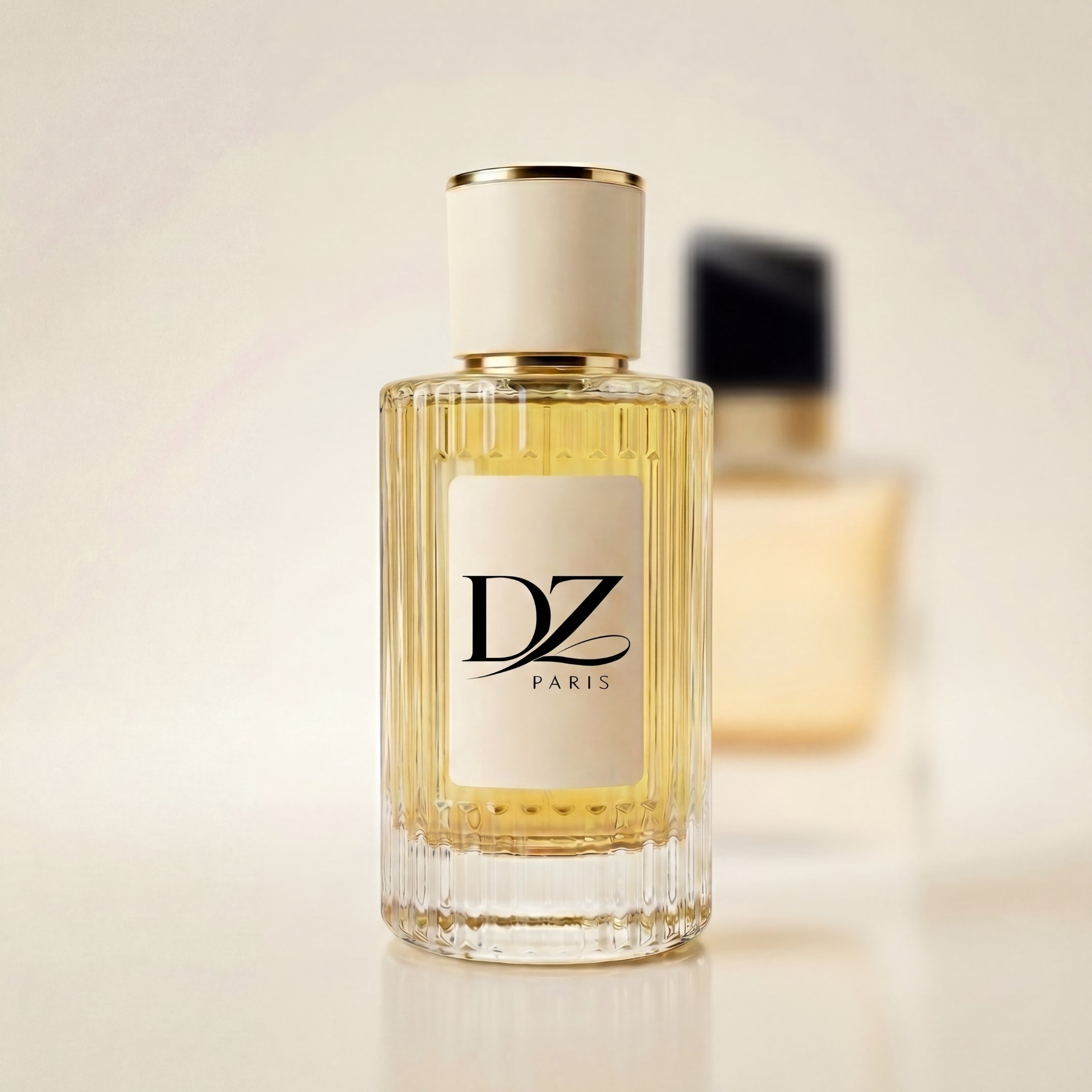 DZ Liberty Extrait de Parfum 40% in einem stilvollen Flakon, umgeben von floralen Elementen, auf einem eleganten Stillleben.