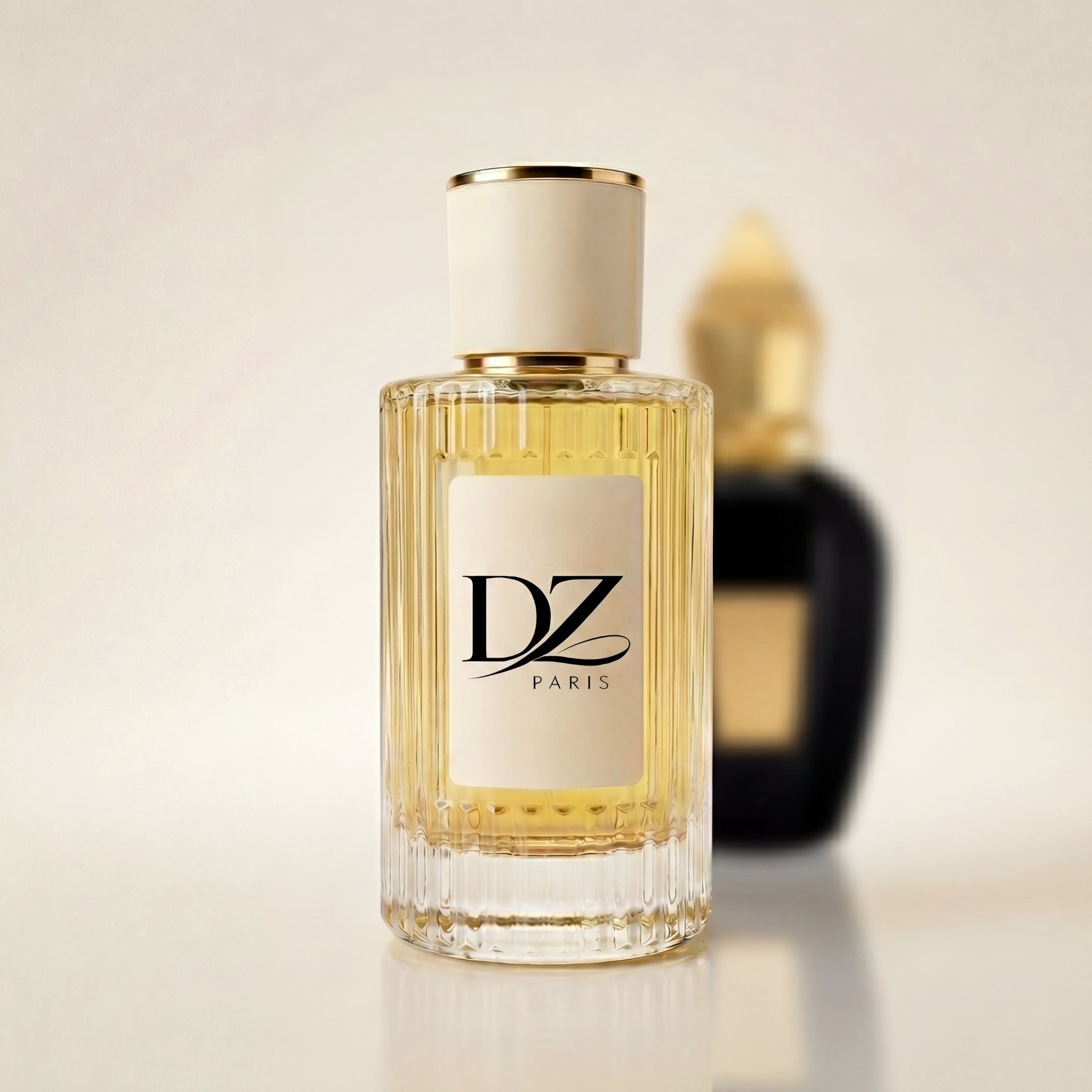 DZ U18 Opéra d’Aura Extrait de Parfum Flakon mit eleganter Parfümflasche auf Stillleben-Hintergrund