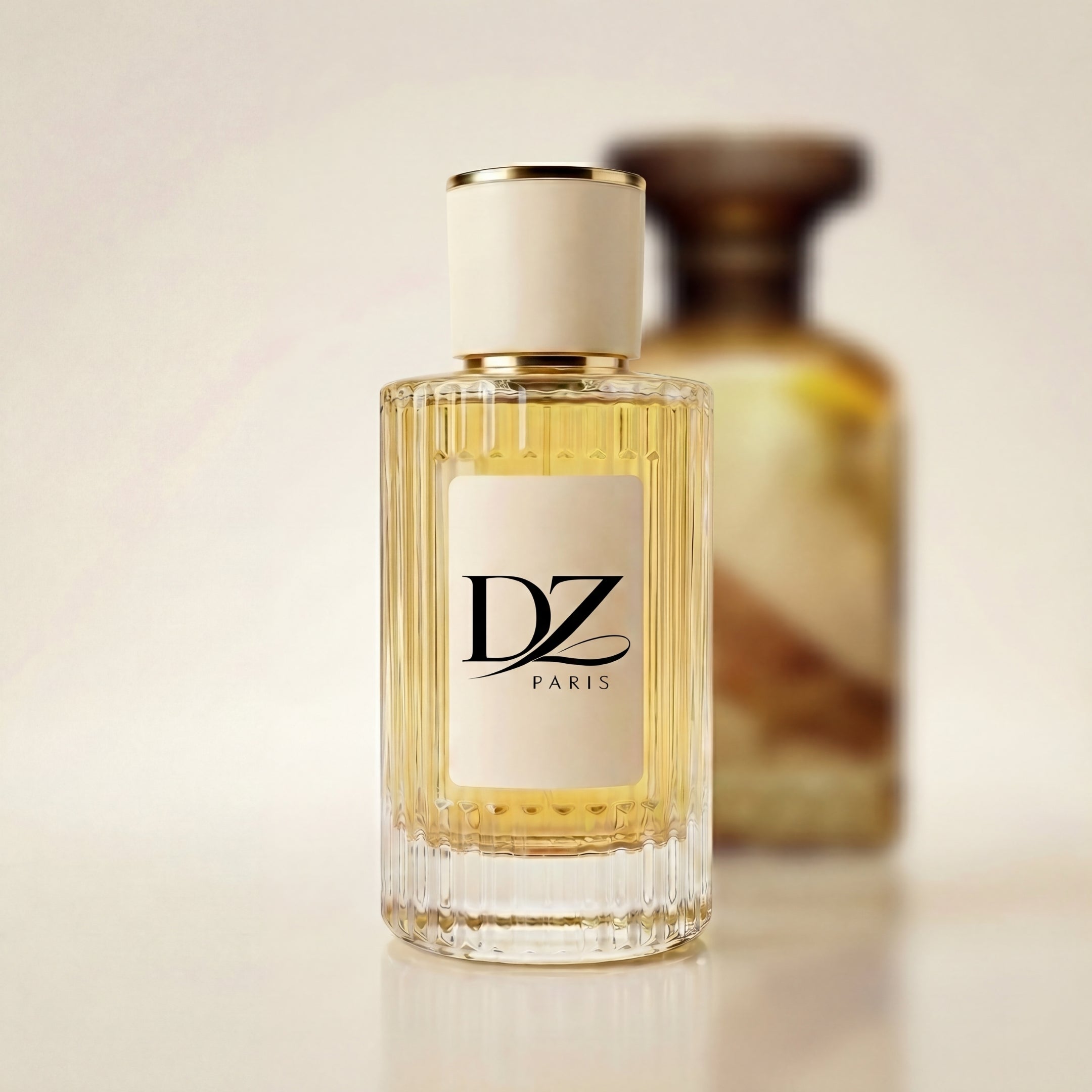 DZ U53 Rouge Amour Parfumflakon mit rotem Duftstoff und eleganter Verpackung, Extrait de Parfum 40 Prozent, Stillleben.