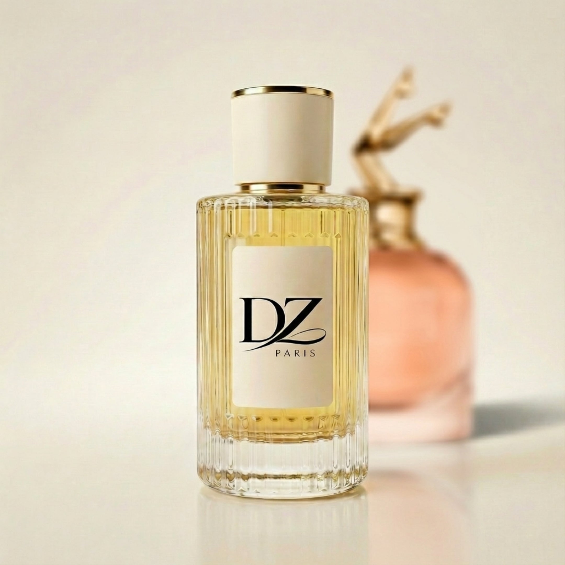 Hochwertiges W82 "Scandora" Extrait de Parfum (40%) Flakon von DZ, stilvoller Stillleben mit Parfümflasche auf weißem Hintergrund