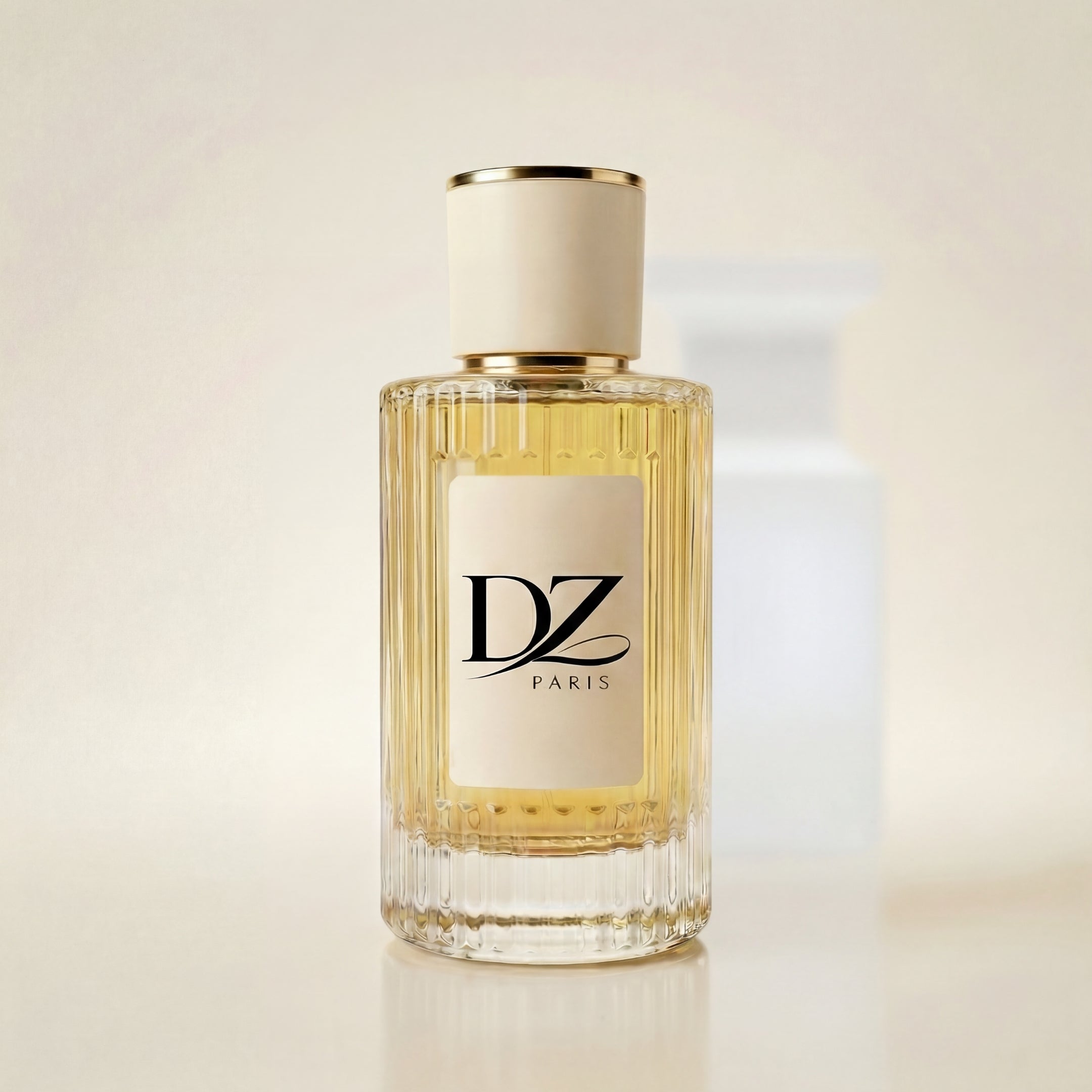 Extrait de Parfum U17 Sole Bianco von DZ in einem eleganten Flakon, stilvolles Stillleben mit weißem Hintergrund