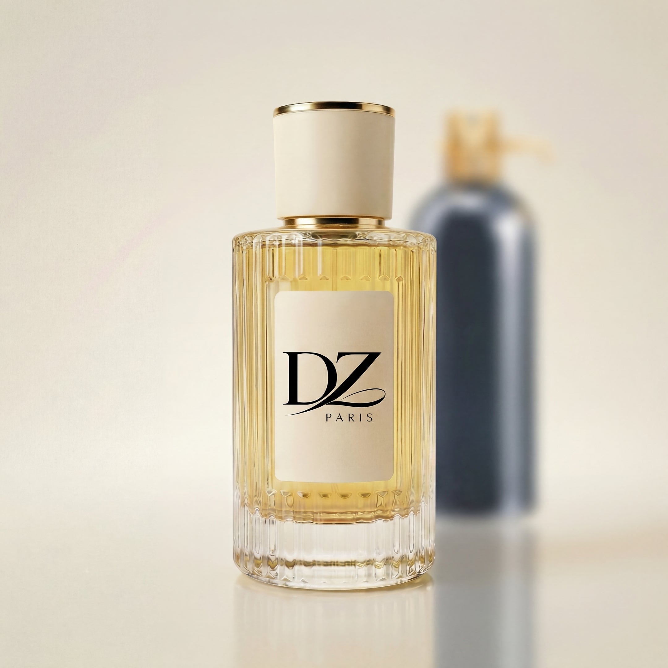 DZ Extrait de Parfum U10 Tonka Orientale in Flakon mit stilvollem Stillleben, betont die warmen, würzigen Duftnoten.